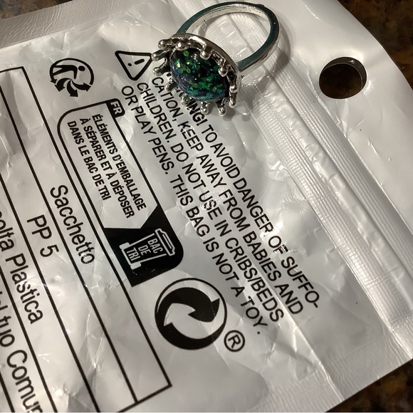 💥2/$24 or 3/$30💥silver ring with gorgeous dark green stone. Sz 5.5 NWT - Picture 3 of 3